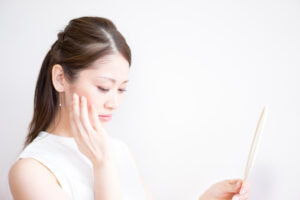 山形駅から徒歩10分の立地にある十日町デンタルクリニックでは、症状が強くなる前の早期受診と、将来を見据えた予防歯科を大切にしています。気になる症状がある際には早めにご相談ください。