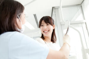 山形駅から徒歩10分の立地にある十日町デンタルクリニックでは、症状が強くなる前の早期受診と、将来を見据えた予防歯科を大切にしています。気になる症状がある際には早めにご相談ください。